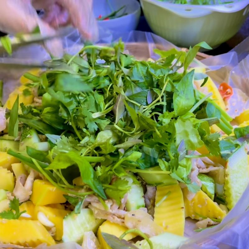 Bước 4 Trộn tré với rau củ và nước sốt thơm ngon Tré trộn