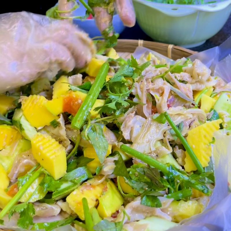 Bước 4 Trộn tré với rau củ và nước sốt thơm ngon Tré trộn