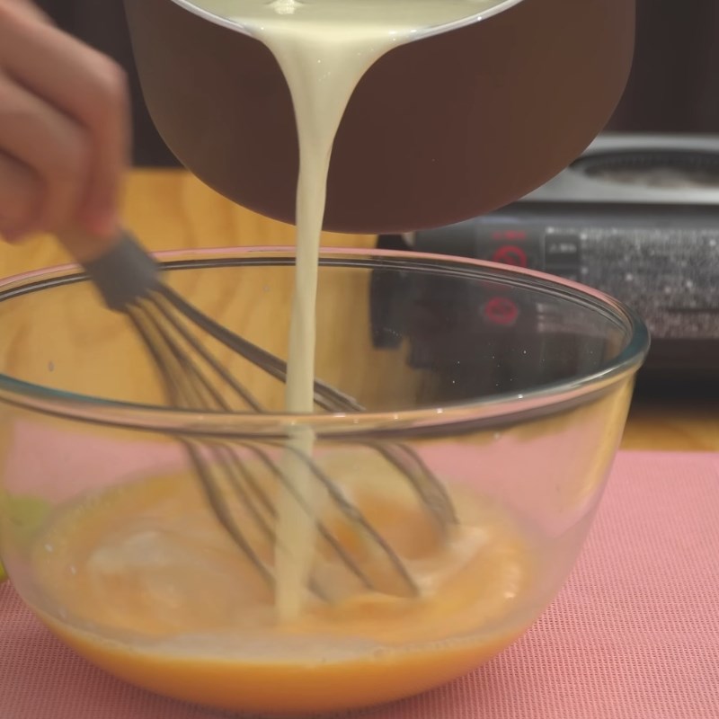 Bước 4 Trộn và lọc hỗn hợp bánh Bánh caramen