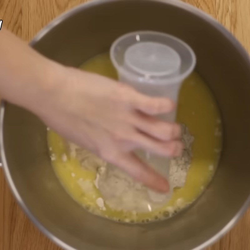 Bước 2 Trộn và nhồi bột chính Bánh mì Việt Nam