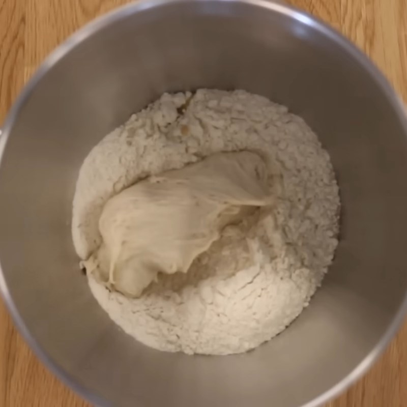 Bước 2 Trộn và nhồi bột chính Bánh mì Việt Nam