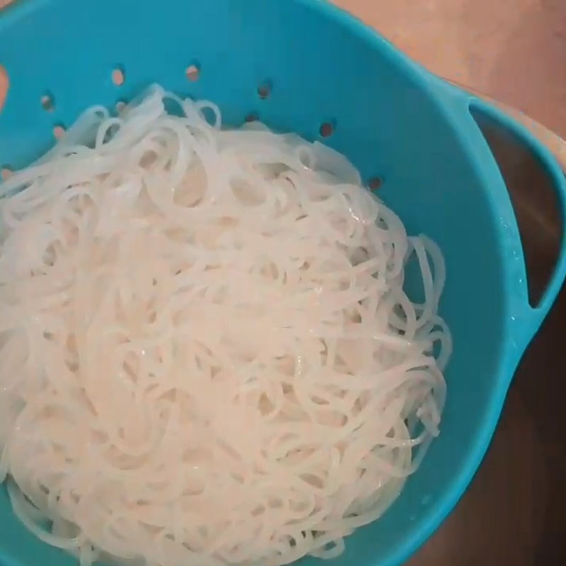 Bước 7 Trụng bánh phở và hoàn tất tô phở phở đuôi bò