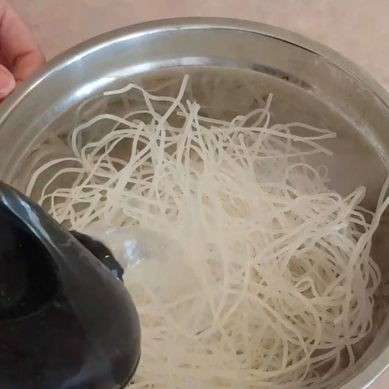 Bước 7 Trụng bánh phở và hoàn tất tô phở phở đuôi bò