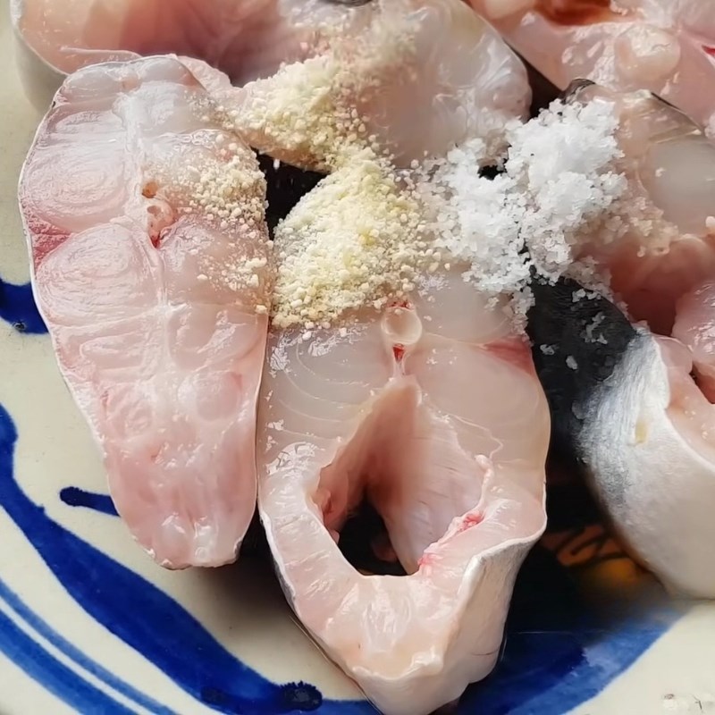 Bước 2 Ướp cá đậm đà Cá kho