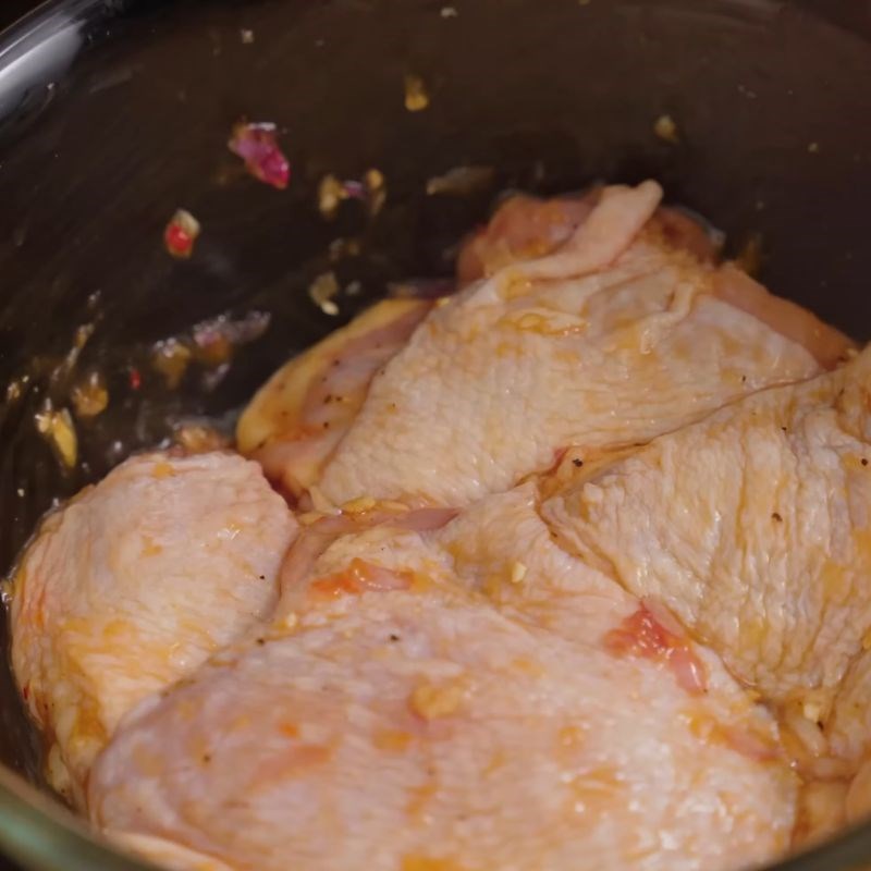 Bước 2 Ướp gà đậm đà hương vị Thịt gà chiên nước mắm