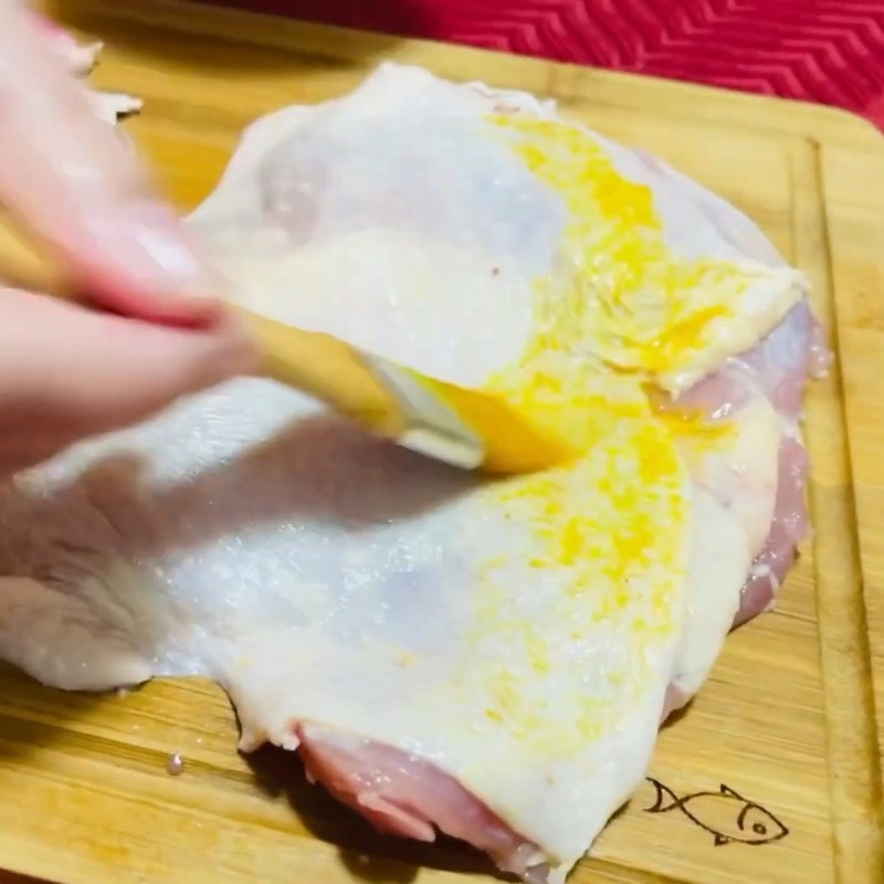 Bước 2 Ướp gà và tạo màu da Giò gà nấm hương