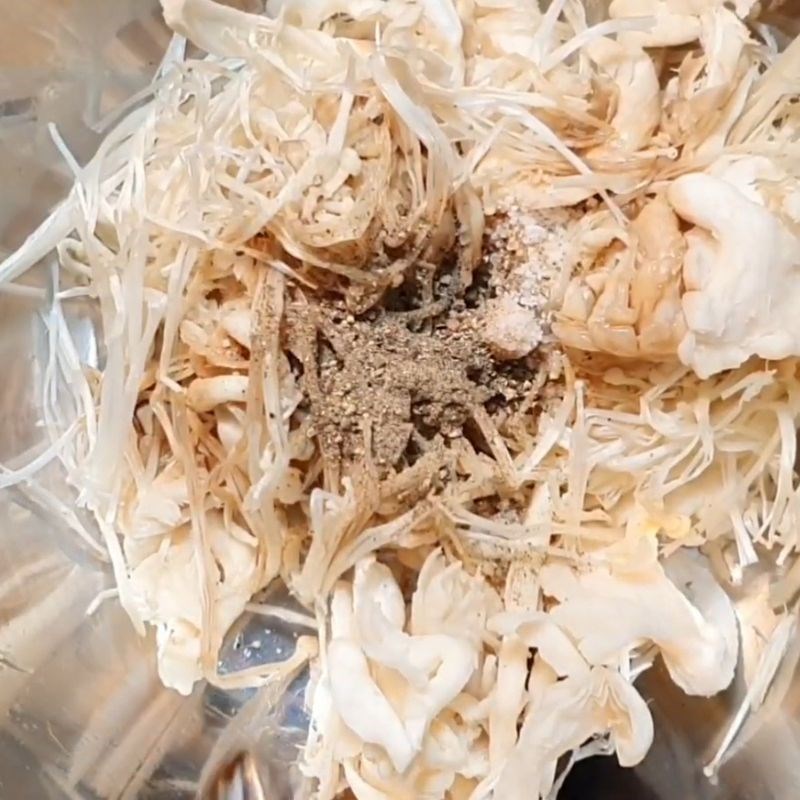 Bước 2 Ướp nấm xào chay thập cẩm Nấm xào thập cẩm