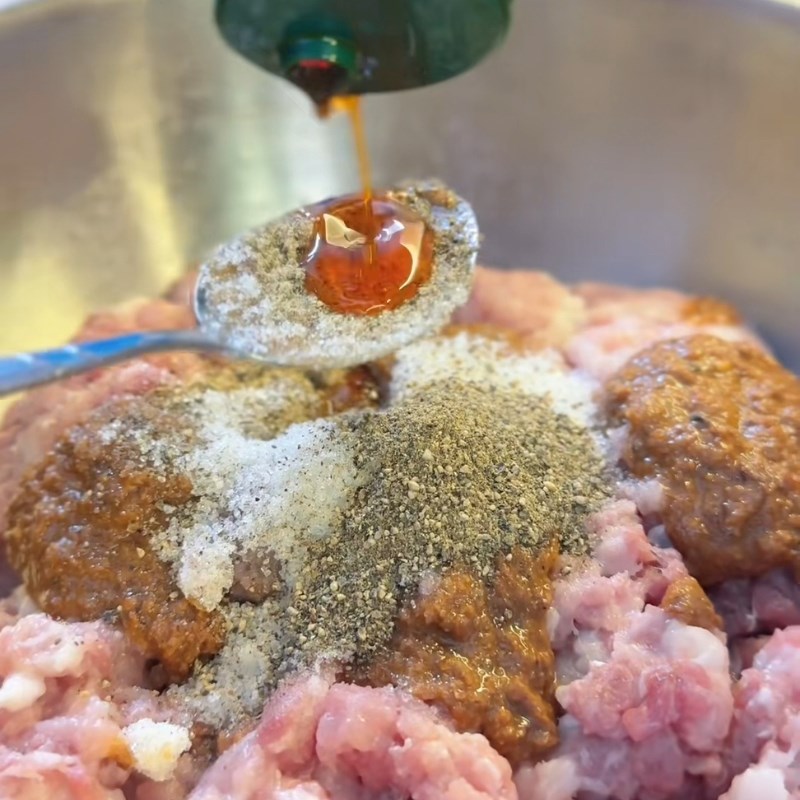 Bước 2 Ướp thịt chuẩn vị mắm tép chưng Mắm tép chưng tôm thịt