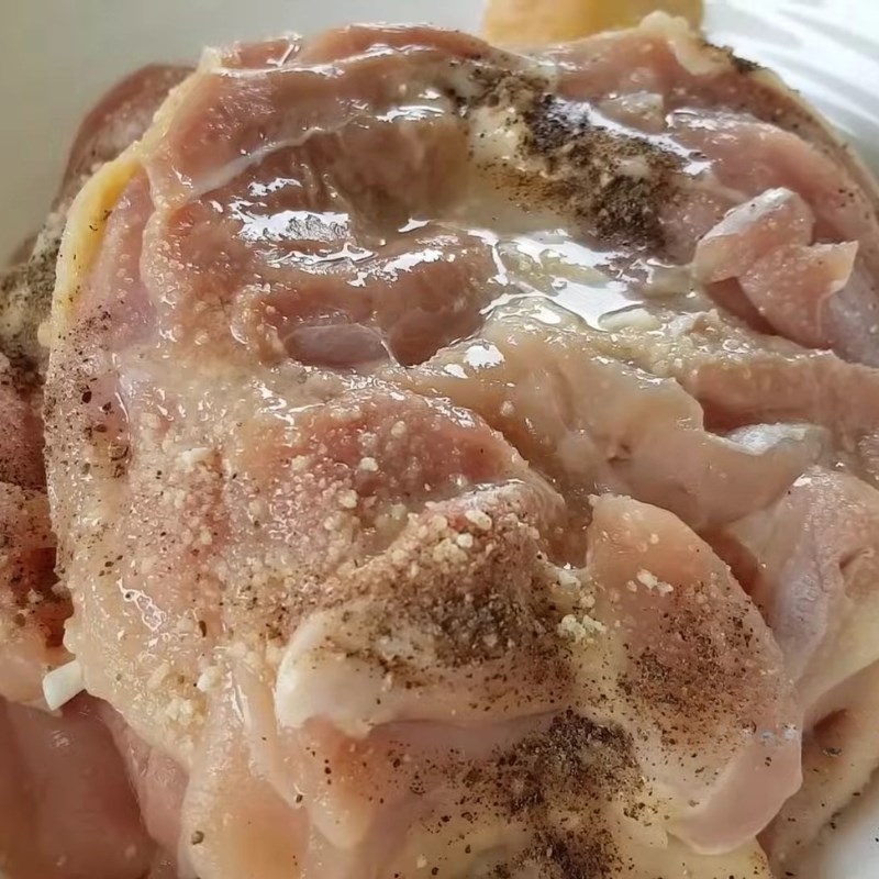 Bước 2 Ướp thịt gà Gà xào chua ngọt