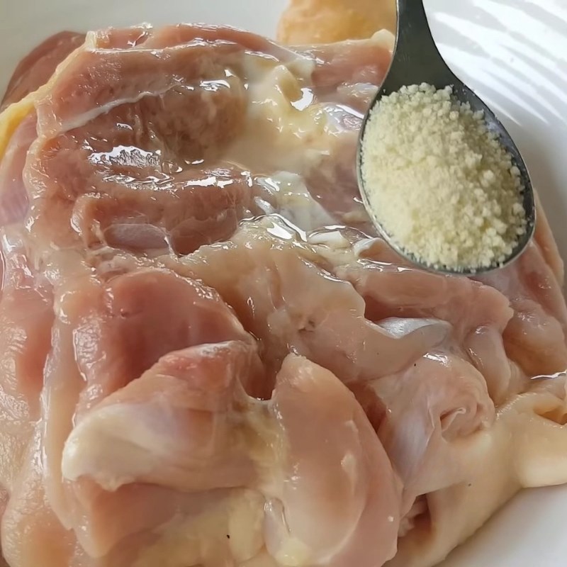 Bước 2 Ướp thịt gà Gà xào chua ngọt