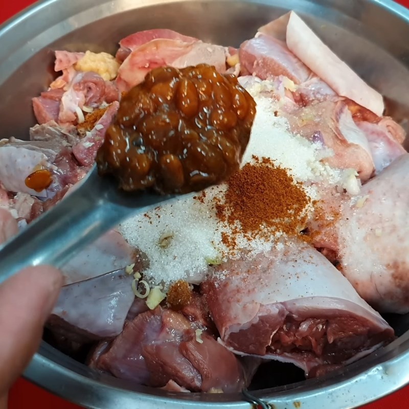 Bước 2 Ướp thịt gà chọi đậm đà gia vị Gà chọi xào lăn