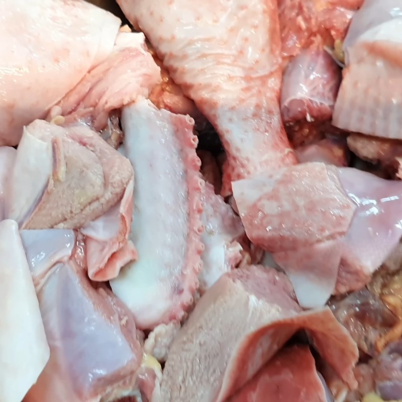 Bước 2 Ướp thịt gà chọi đậm đà gia vị Gà chọi xào lăn