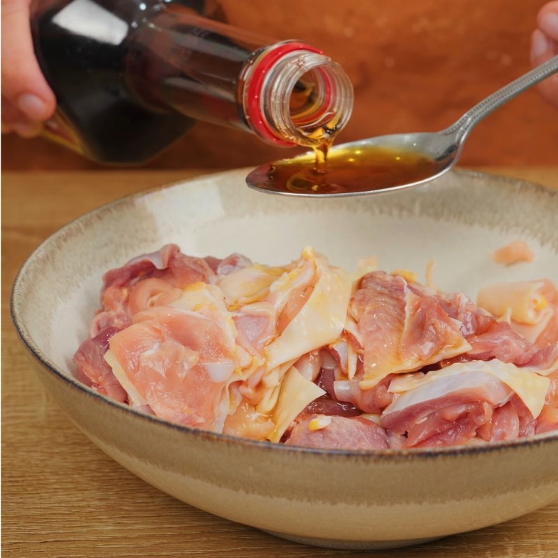 Bước 2 Ướp thịt gà Gà xào gừng