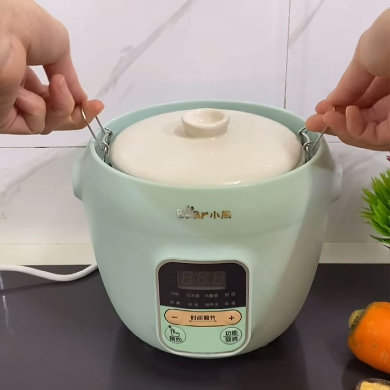 Bước 1 Vo gạo và nấu cháo bằng nồi nấu chậm cháo gà cà rốt