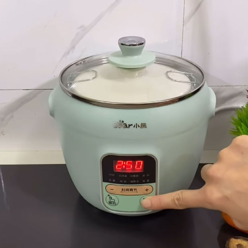 Bước 1 Vo gạo và nấu cháo bằng nồi nấu chậm cháo gà cà rốt