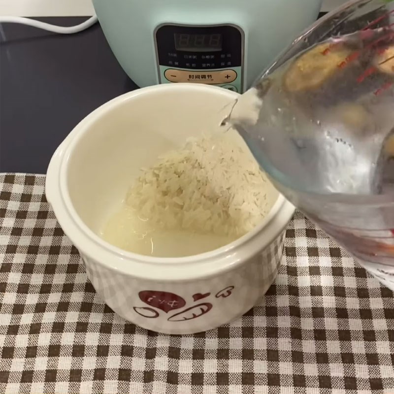 Bước 1 Vo gạo và nấu cháo bằng nồi nấu chậm cháo gà cà rốt