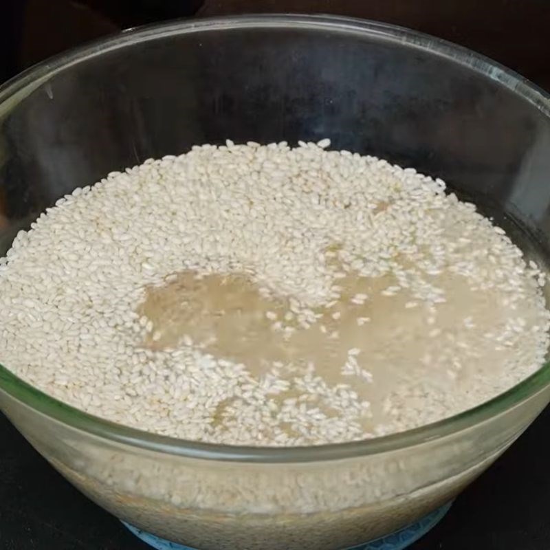 Bước 2 Vo sạch nếp và trộn nếp Xôi ngô ngọt nước cốt dừa bằng xửng hấp