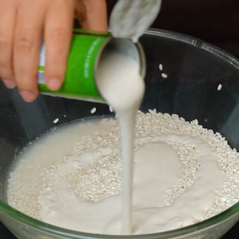 Bước 2 Vo sạch nếp và trộn nếp Xôi ngô ngọt nước cốt dừa bằng xửng hấp