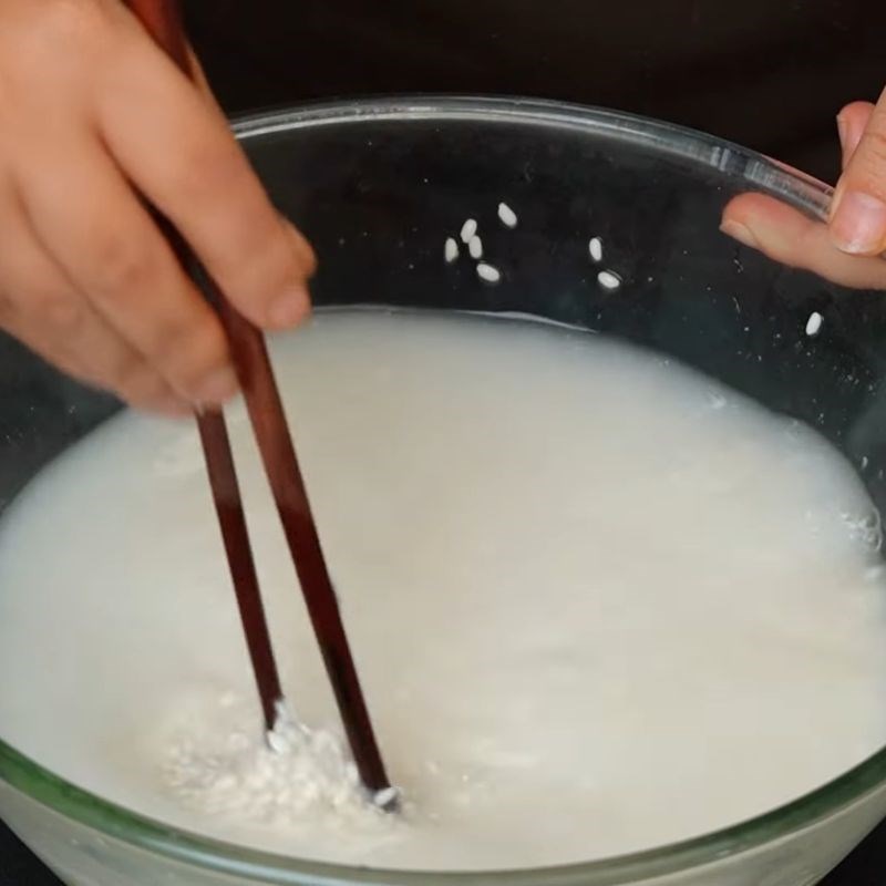 Bước 2 Vo sạch nếp và trộn nếp Xôi ngô ngọt nước cốt dừa bằng xửng hấp