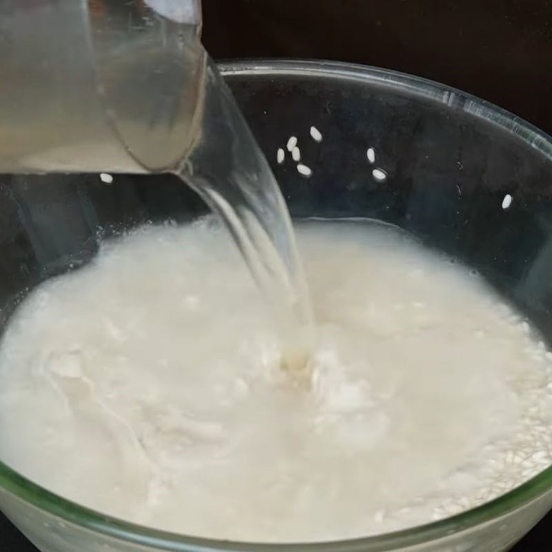 Bước 2 Vo sạch nếp và trộn nếp Xôi ngô ngọt nước cốt dừa bằng xửng hấp