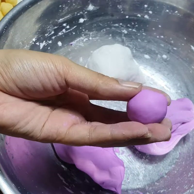 Bước 3 Vo viên chè trôi nước bằng bột năng Chè trôi nước bằng bột năng