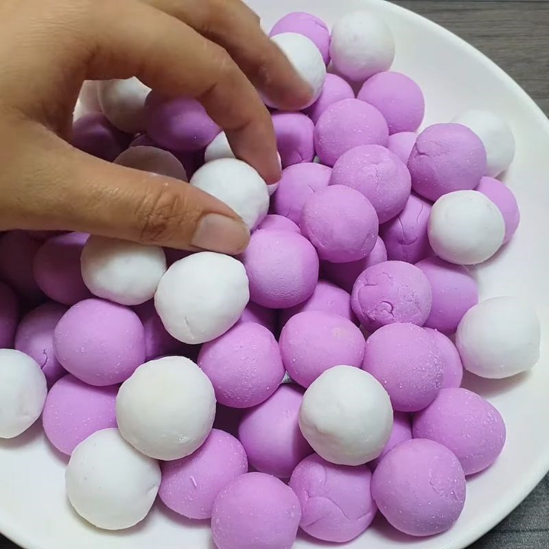 Bước 3 Vo viên chè trôi nước bằng bột năng Chè trôi nước bằng bột năng