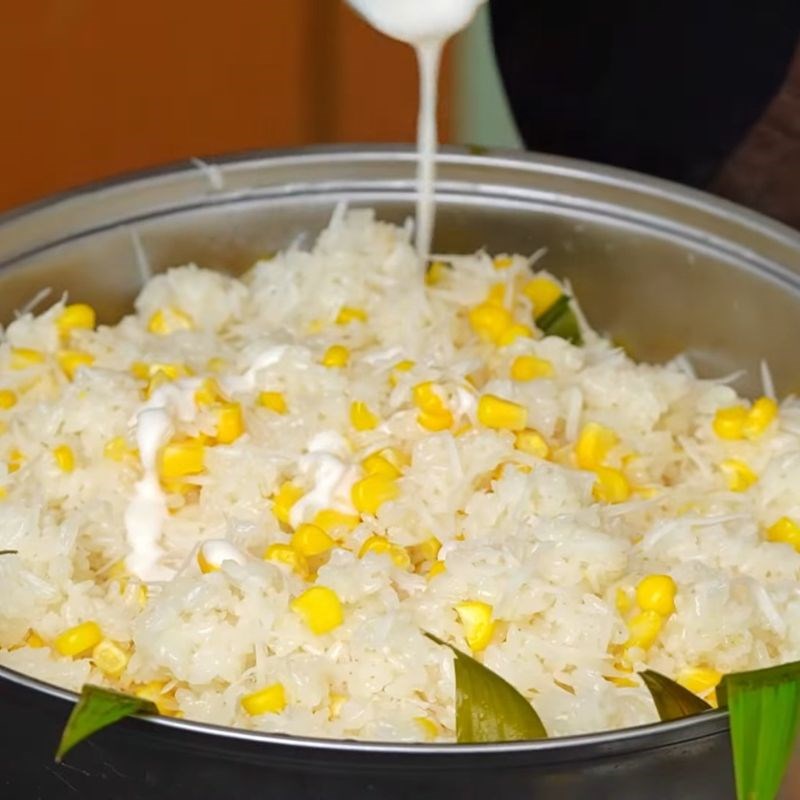 Bước 7 Vò xôi với nước xốt dừa Xôi ngô ngọt nước cốt dừa bằng xửng hấp