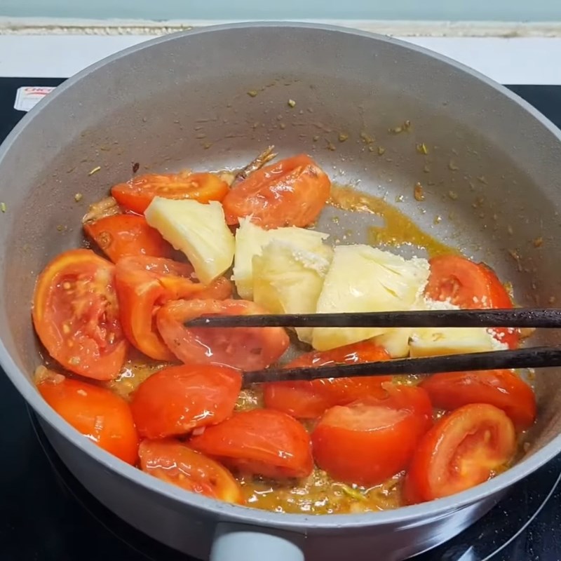 Bước 3 Xào cà chua và dứa thơm Canh dọc mùng sườn