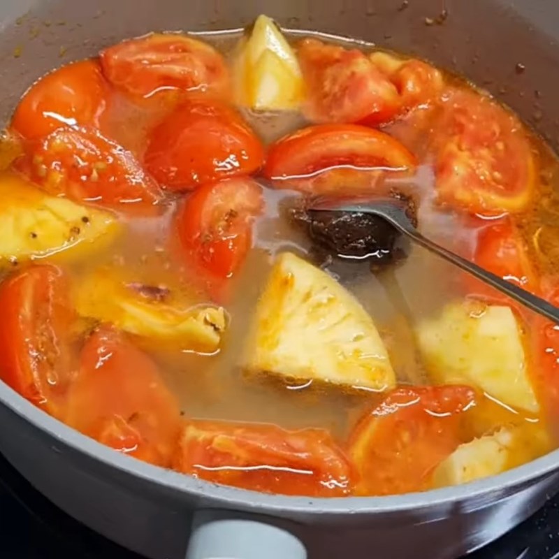 Bước 3 Xào cà chua và dứa thơm Canh dọc mùng sườn