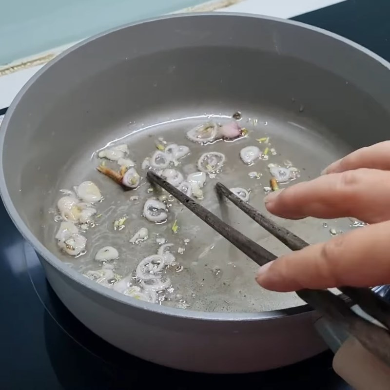 Bước 3 Xào cà chua và dứa thơm Canh dọc mùng sườn