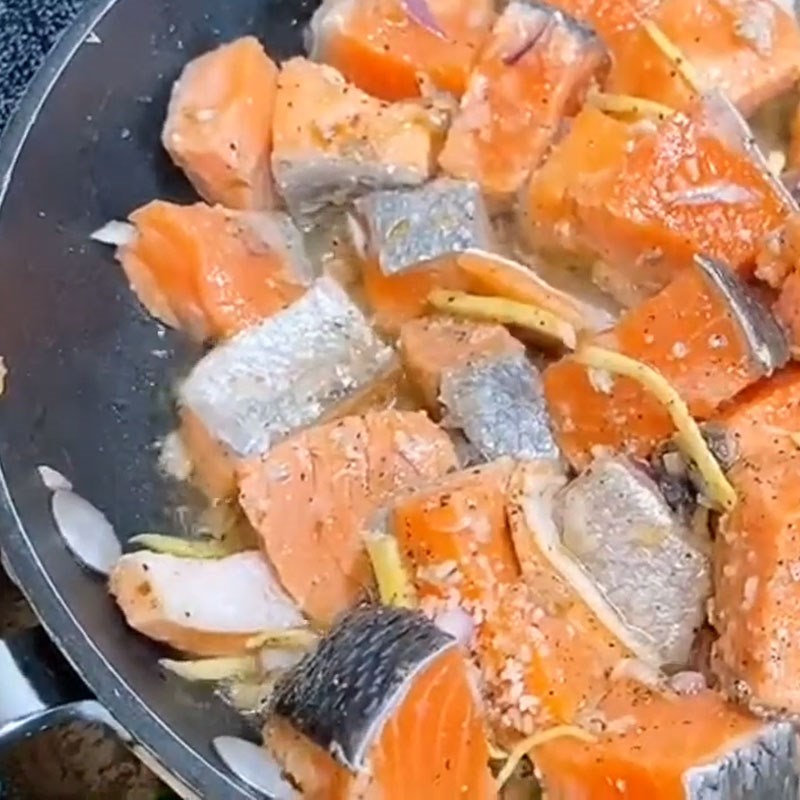 Bước 4 Xào cá hồi cháo cá hồi không tanh