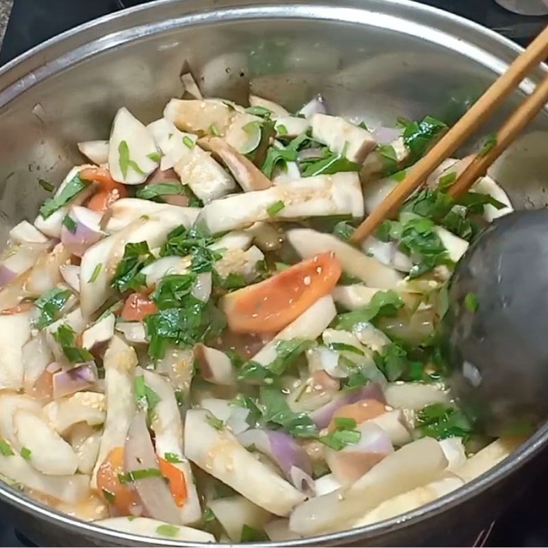 Bước 3 Xào cà tím lá lốt Cà tím xào lá lốt