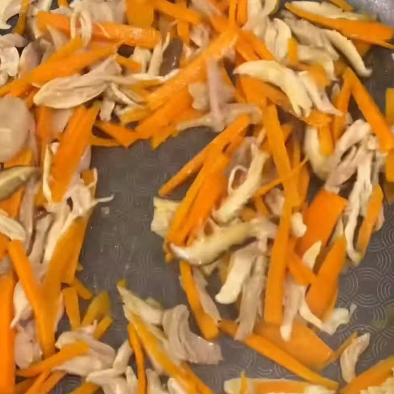 Bước 4 Xào các nguyên liệu cháo gà cà rốt