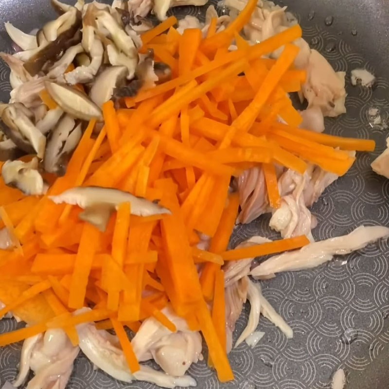Bước 4 Xào các nguyên liệu cháo gà cà rốt