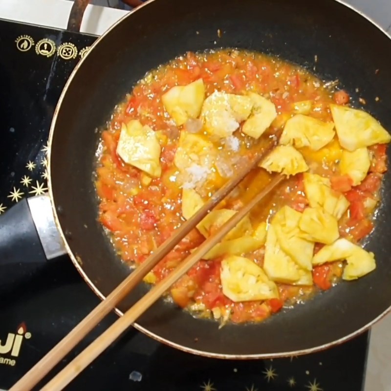 Bước 3 Xào các nguyên liệu tạo màu Canh cá nấu hoa chuối