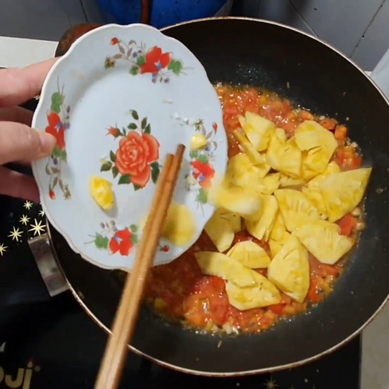 Bước 3 Xào các nguyên liệu tạo màu Canh cá nấu hoa chuối