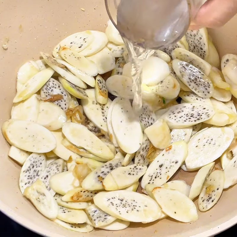 Bước 2 Xào củ niễng Củ niễng xào trứng