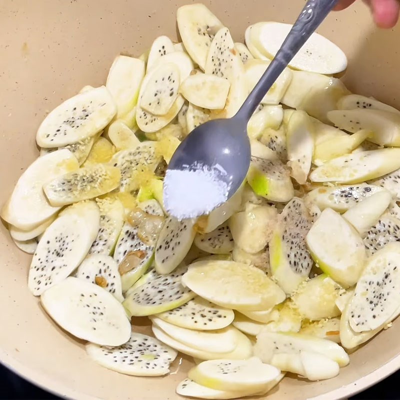 Bước 2 Xào củ niễng Củ niễng xào trứng