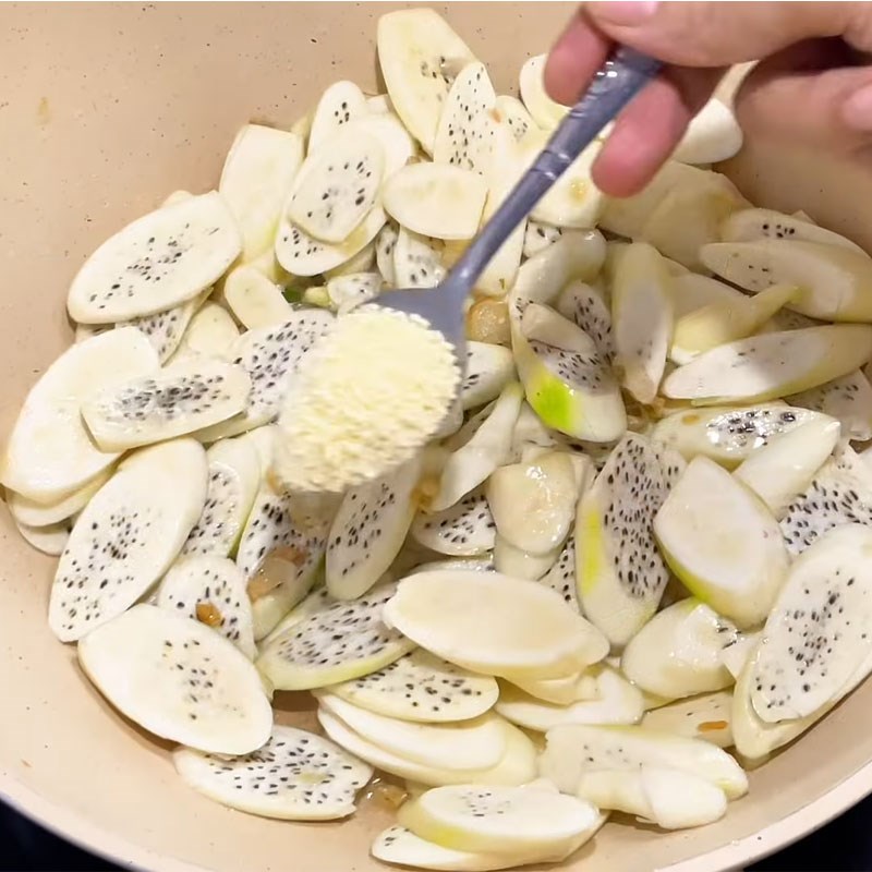 Bước 2 Xào củ niễng Củ niễng xào trứng