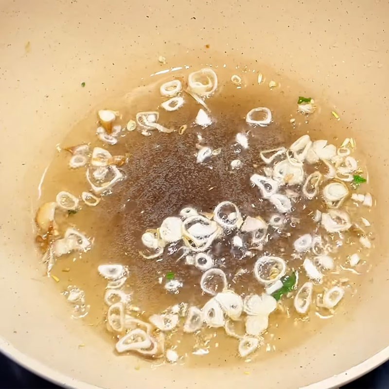 Bước 2 Xào củ niễng Củ niễng xào trứng