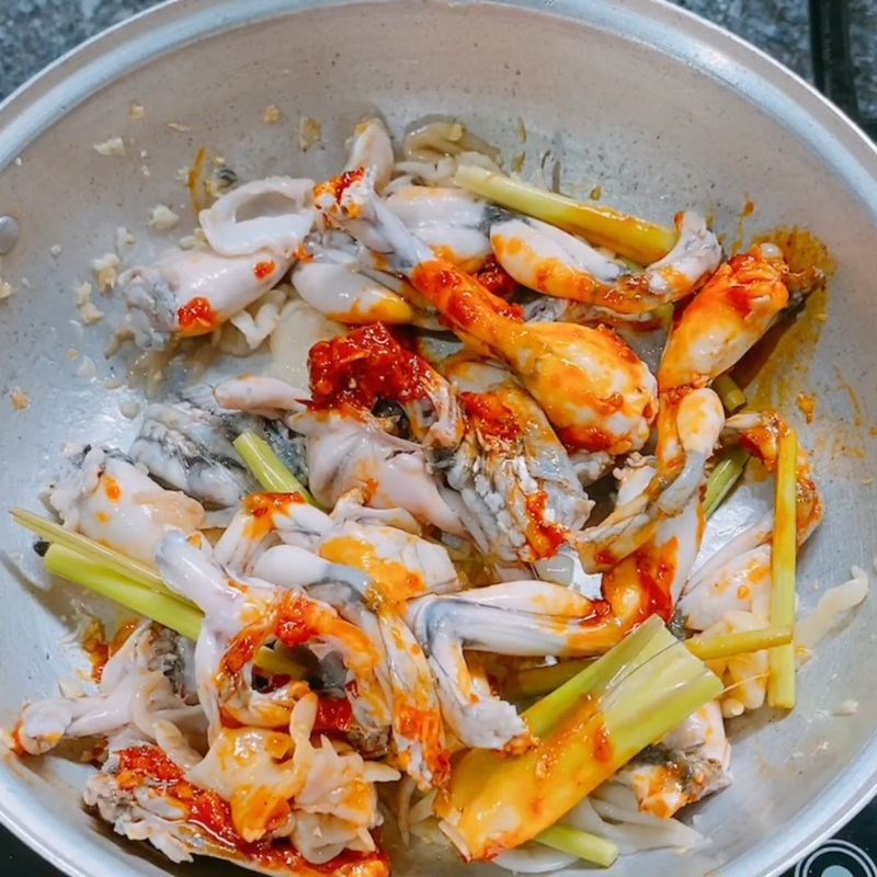 Bước 2 Xào ếch và làm nước dùng lẩu Lẩu ếch chua cay