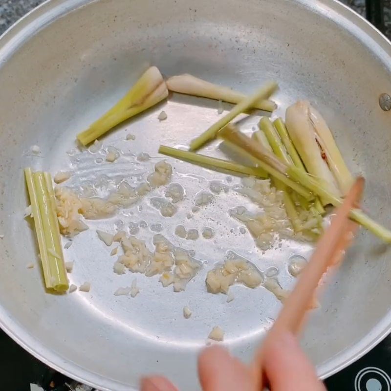 Bước 2 Xào ếch và làm nước dùng lẩu Lẩu ếch chua cay