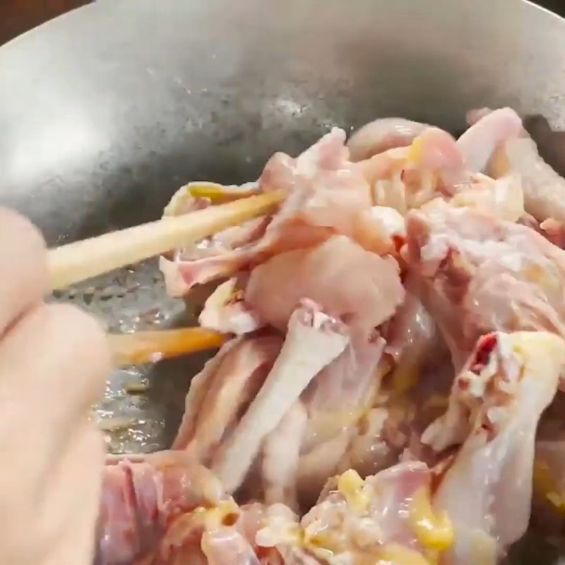 Bước 3 Xào gà và nấu nước dùng lẩu Lẩu gà lá é Đà Lạt