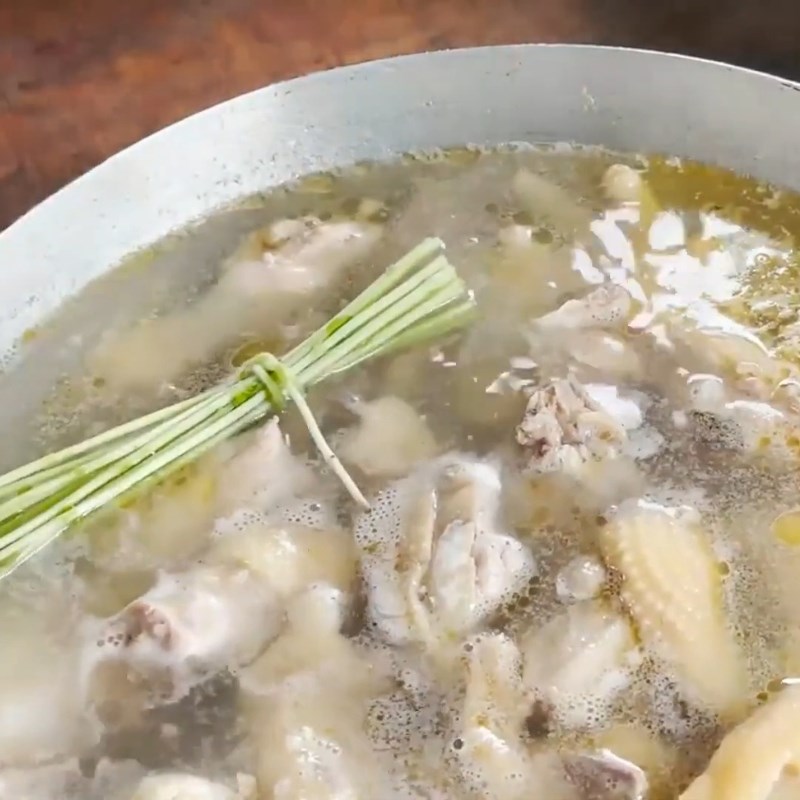 Bước 3 Xào gà và nấu nước dùng lẩu Lẩu gà lá é Đà Lạt