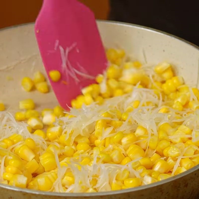 Bước 3 Xào hạt ngô và dừa sợi Xôi ngô ngọt nước cốt dừa bằng xửng hấp