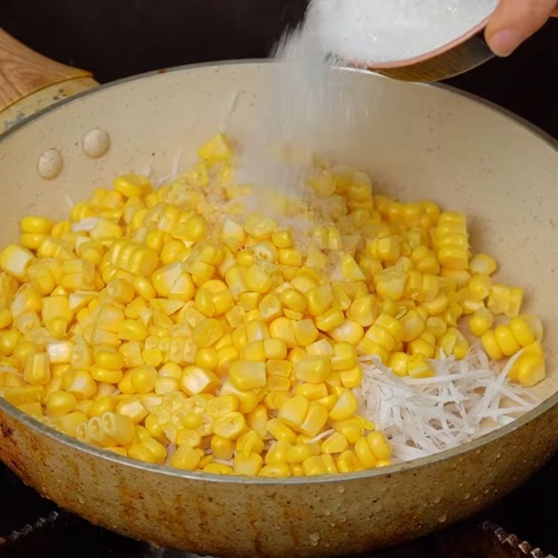 Bước 3 Xào hạt ngô và dừa sợi Xôi ngô ngọt nước cốt dừa bằng xửng hấp