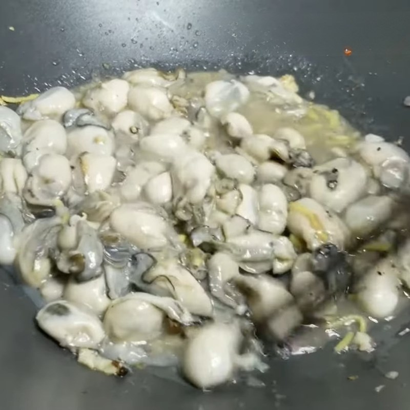 Bước 3 Xào hàu đậm đà hương vị Cháo hàu ngon không tanh