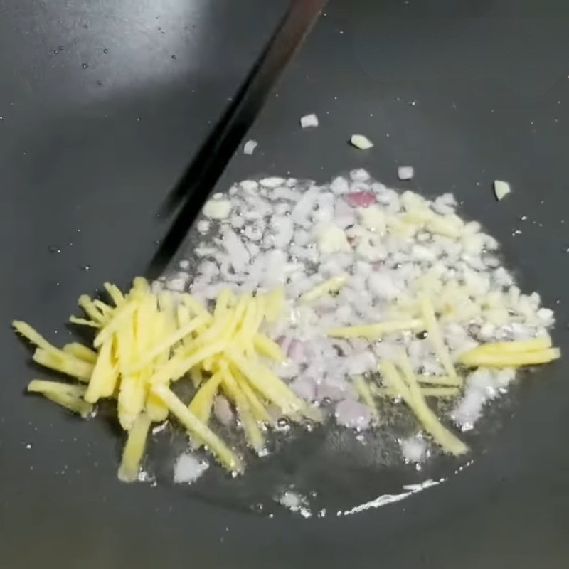Bước 3 Xào hàu đậm đà hương vị Cháo hàu ngon không tanh