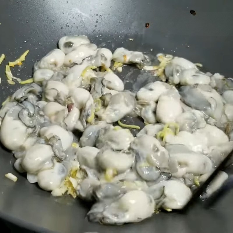 Bước 3 Xào hàu đậm đà hương vị Cháo hàu ngon không tanh