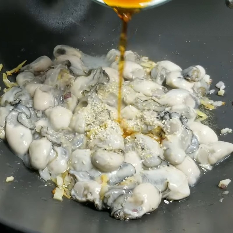 Bước 3 Xào hàu đậm đà hương vị Cháo hàu ngon không tanh